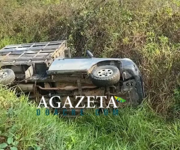 Caminhonete capota após ser fechada por caminhão na BR-364, no Acre