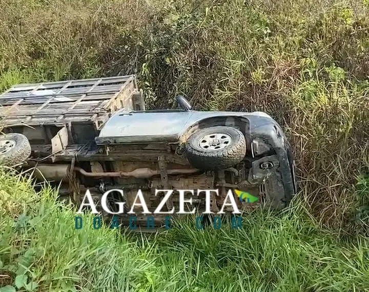 Caminhonete capota após ser fechada por caminhão na BR-364, no Acre