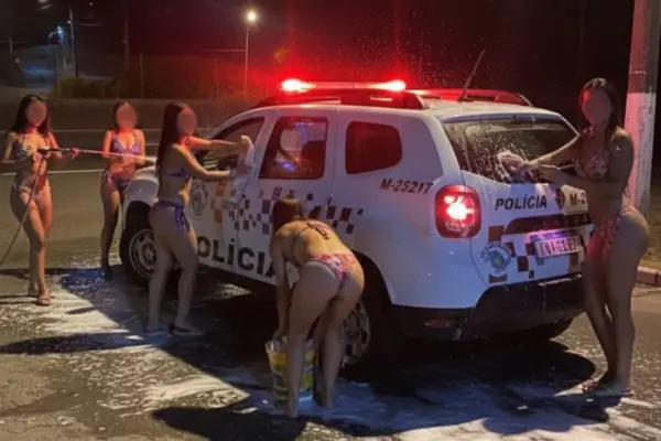 Erros de IA revelam que foto de mulheres de biquíni lavando viatura da PM é falsa
