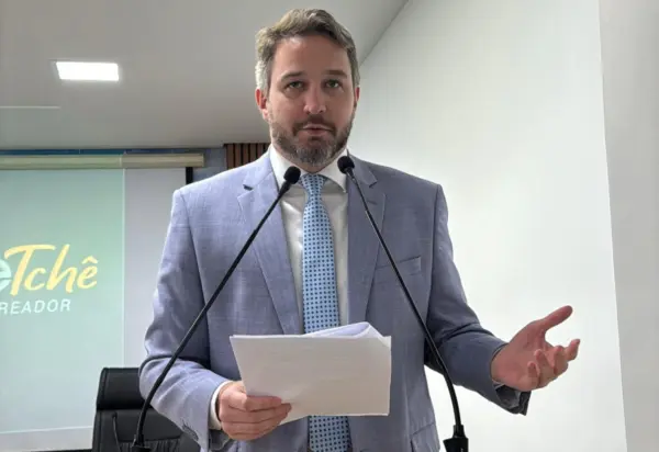 Felipe Tchê sugere uso de QR Code em alvarás emitidos pela prefeitura de Rio Branco
