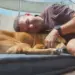 Daniel e Busão, cão adotado recentemente — Foto: Reprodução/ TV Globo