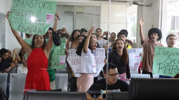 Alunos da Ufac protestam na Câmara por melhorias no transporte coletivo