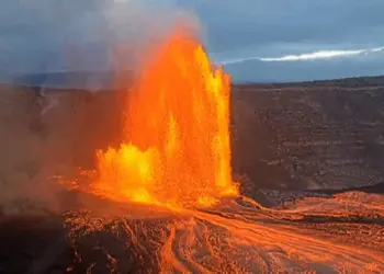 Vídeo: Vulcão Kilauea expele jatos de lava em nova erupção no Havaí