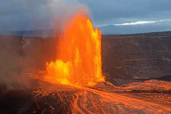Vídeo: Vulcão Kilauea expele jatos de lava em nova erupção no Havaí