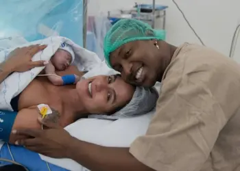 Nasce Bento, primeiro filho de Thiaguinho e Carol Peixinho