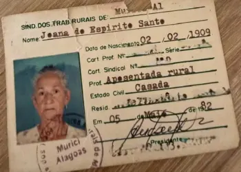 Documento do Sindicato dos Trabalhadores Rurais mostra que dona Joana do Espírito Santo nasceu em fevereiro de 1909 — Foto: Douglas França/TV Gazeta