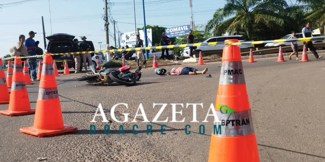 Motociclista morre em colisão com carreta na rotatória da Via Chico Mendes