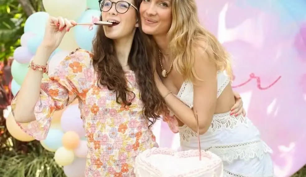 Modelo Schynaider Moura ao lado da filha, Anne-Maria Garnero, de 16 anos — Foto: Reprodução/Instagram