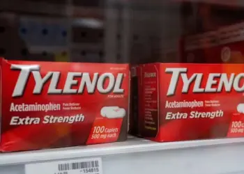 Frascos de Tylenol expostos em uma farmácia de Nova York, em 5 de setembro de 2025. — Foto: REUTERS/Kylie Cooper