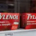 Frascos de Tylenol expostos em uma farmácia de Nova York, em 5 de setembro de 2025. — Foto: REUTERS/Kylie Cooper