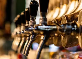 Em novo estudo, pesquisadores analisaram como genes ligados ao álcool podem impactar a maneira como o consumo de bebidas alcoólicas afeta o cérebro  • Lucas Santos/Unsplash