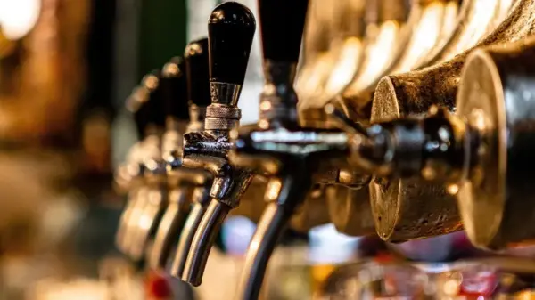 Álcool em qualquer quantidade aumenta risco de demência, diz estudo
