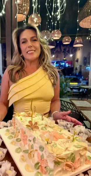A pecuarista Girlane Vasconcelos celebrou seu aniversário em reunião intimista no restaurante Jarude