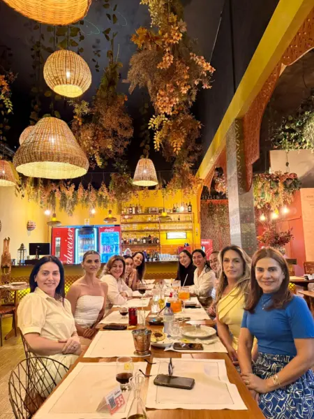 A pecuarista Girlane Vasconcelos celebrou seu aniversário em reunião intimista no restaurante Jarude