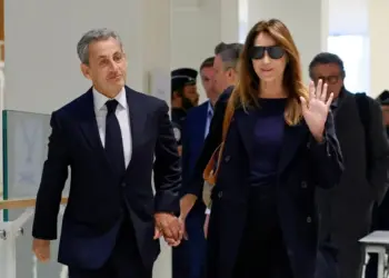 Nicolas Sarkozy chega a tribunal com a mulher Carla Bruni-Sarkozy 25/9/2025  • Stephanie Lecocq/Reuters