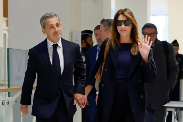 Ex-presidente da França é sentenciado a 5 anos de prisão por conspiração