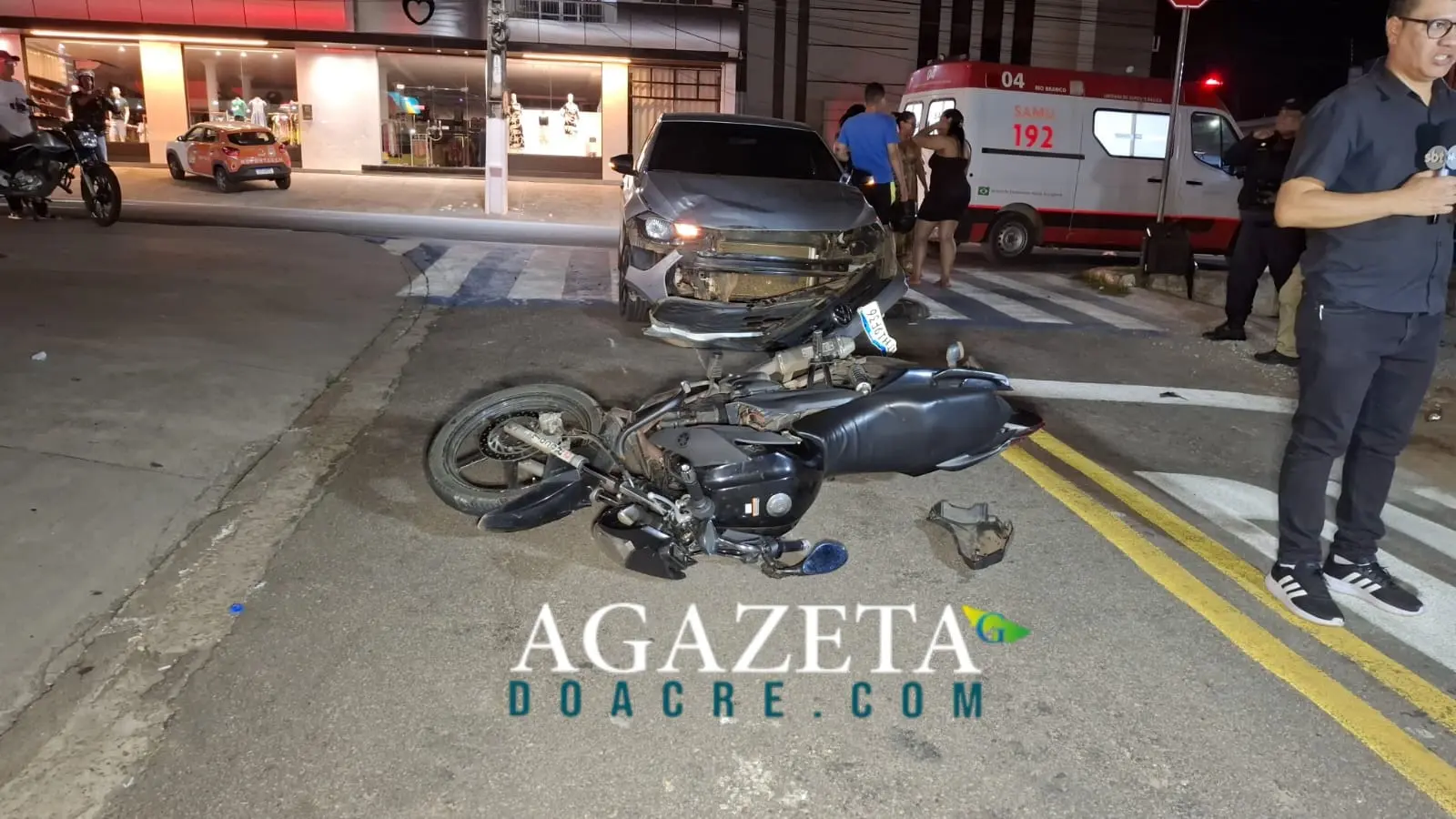 Motoboy fica em estado grave após colisão com carro em cruzamento de Rio Branco
