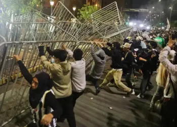 Manifestantes "Gen Z" quebram grades durante protesto contra o governo de Dina Baluarte em Lima, no Peru, em 28 de setembro de 2025. — Foto: REUTERS/Sebastian Castaneda