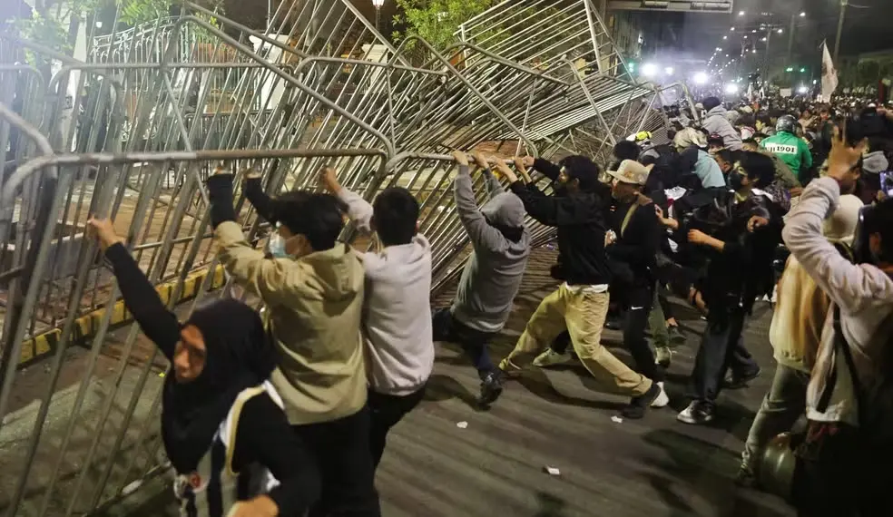 Manifestantes "Gen Z" quebram grades durante protesto contra o governo de Dina Baluarte em Lima, no Peru, em 28 de setembro de 2025. — Foto: REUTERS/Sebastian Castaneda