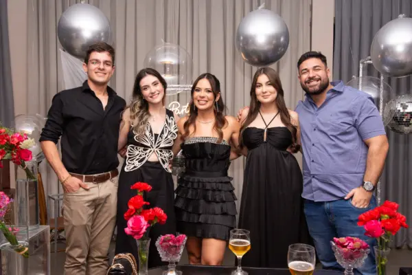Gabriela Monteiro festejou a chegada de seus 40 anos ao lado de familiares e amigos no último sábado