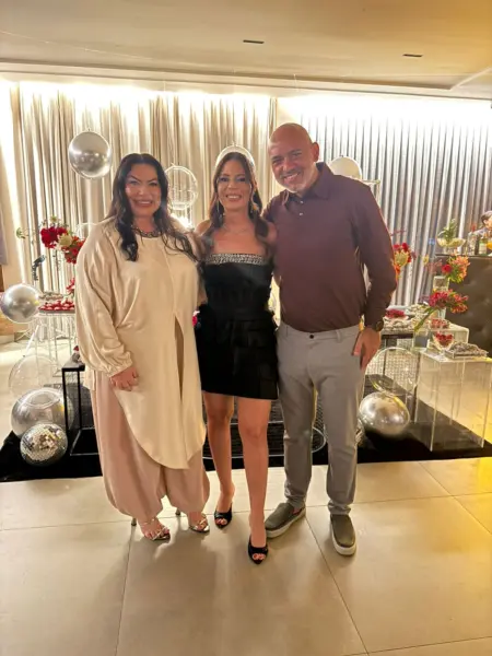 Gabriela Monteiro festejou a chegada de seus 40 anos ao lado de familiares e amigos no último sábado