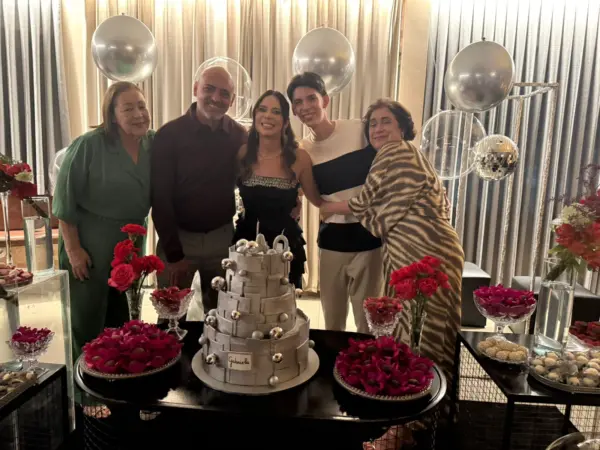 Gabriela Monteiro festejou a chegada de seus 40 anos ao lado de familiares e amigos no último sábado