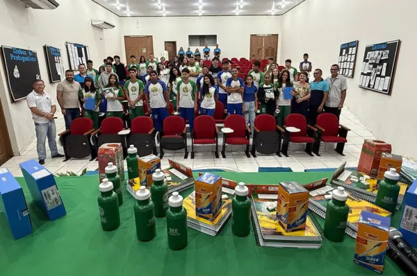 Governo entrega fardamento, tablet e material escolar a estudantes de Cruzeiro do Sul