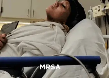 Alexis William foi contaminada por uma bactéria depois de mergulhar na piscina de um hotel. — Foto: Reprodução/TV Globo/Fantástico