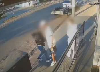 Homem é preso por suspeita de tentativa de estupro contra estudante de 12 anos em Bauru — Foto: Reprodução/Câmera de segurança