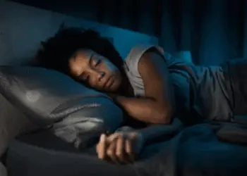 Excesso de telas e falta de rotina são apontados como os maiores desafios para dormir bem, segundo especialistas — Foto: Adobe Stock