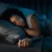 Excesso de telas e falta de rotina são apontados como os maiores desafios para dormir bem, segundo especialistas — Foto: Adobe Stock