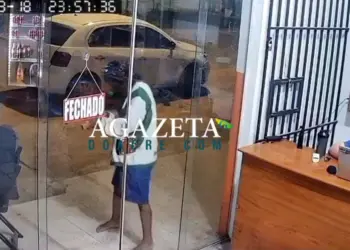 Homens encapuzados rendem clientes e roubam celulares e dinheiro em distribuidora no Acre