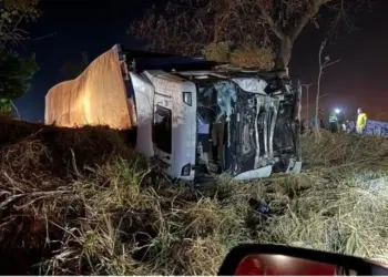 Pai, mãe e quatro filhos morrem em acidente com caminhão, carros e moto