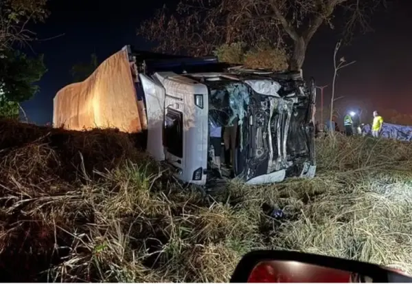 Pai, mãe e quatro filhos morrem em acidente com caminhão, carros e moto