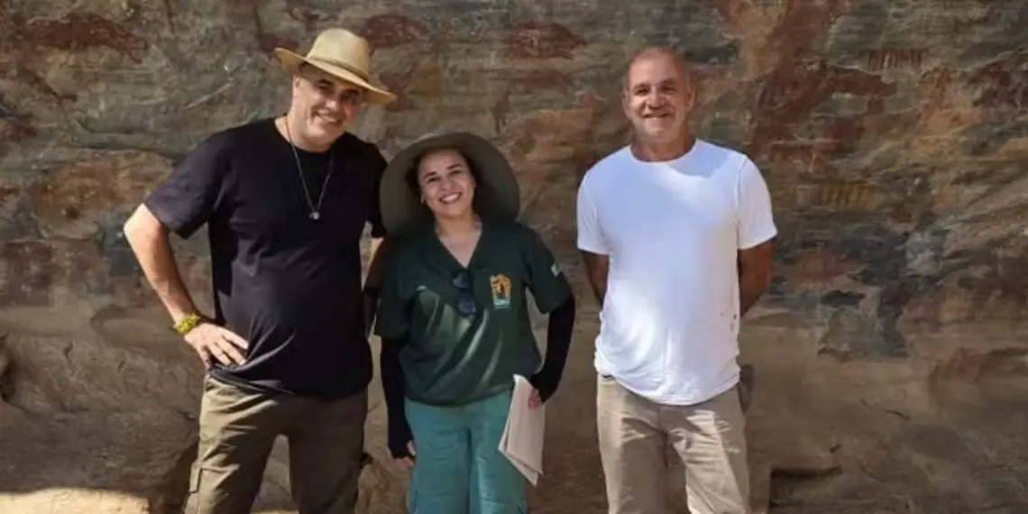 Acklas (à esquerda), a gestora da Unidade de Conservação (UC) Refúgio da Vida Silvestre (REVS) Serra das Aroeiras, Amélia Corrêa Passos, e o produtor Beto Luz, em uma das etapas da expedição— Foto: Arquivo pessoal
