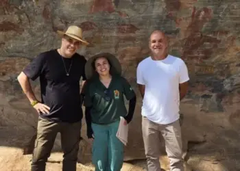 Acklas (à esquerda), a gestora da Unidade de Conservação (UC) Refúgio da Vida Silvestre (REVS) Serra das Aroeiras, Amélia Corrêa Passos, e o produtor Beto Luz, em das etapas da expedição— Foto: Arquivo pessoal