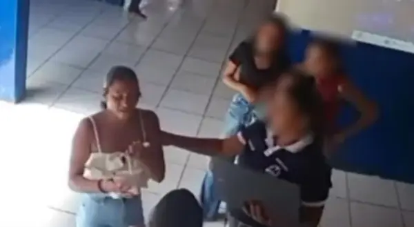 Vídeo mostra menina que morreu após ser espancada em escola pedindo ajuda depois de agressão