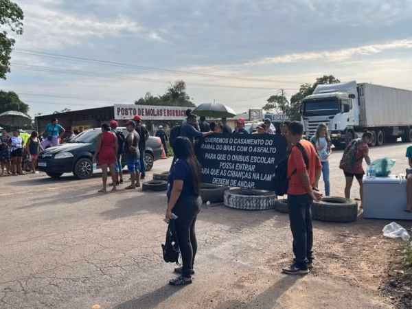 Moradores do Ramal do Brás interditam BR-364 em protesto por melhorias na comunidade