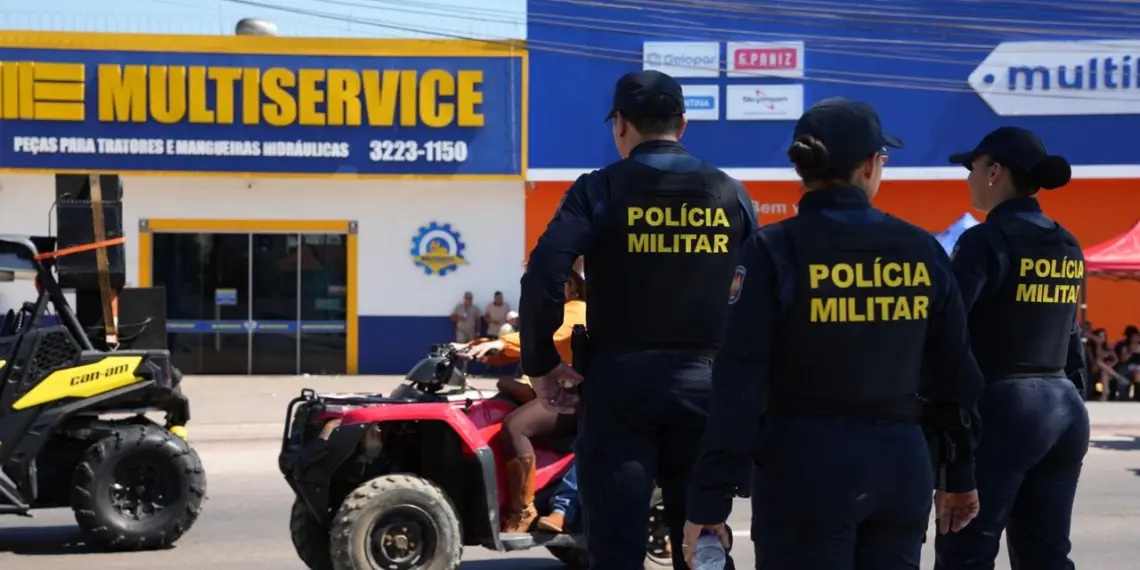 Homem com mandado de prisão em aberto sai algemado da ExpoSena