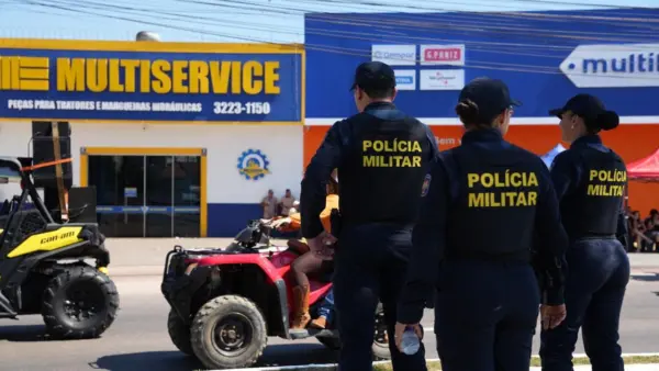 Homem com mandado de prisão em aberto sai algemado da ExpoSena