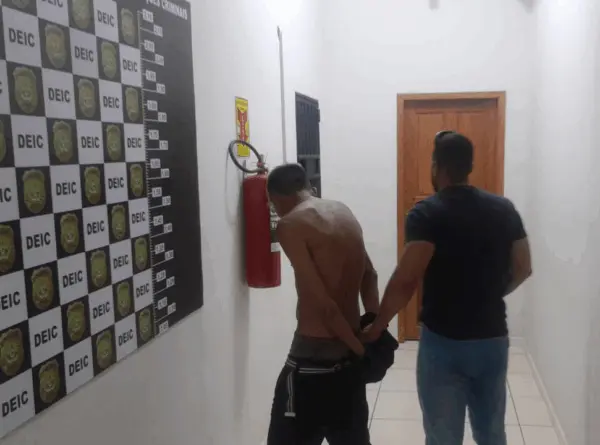 Homem com mandado de prisão tenta fugir de bicicleta e é capturado em Rio Branco