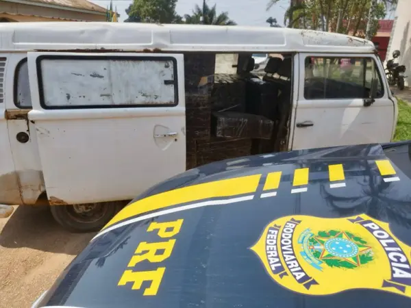 Kombi que transportava itens contrabandeados é barrada pela PRF em estrada no AC