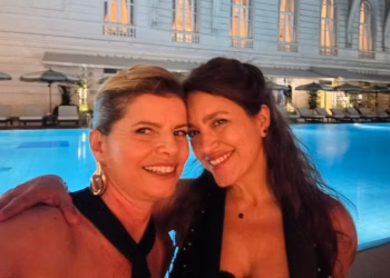 ebora Bloch e Manuela Dias posaram juntas em festa com o elenco de Vale Tudo — Foto: Reprodução/Instagram