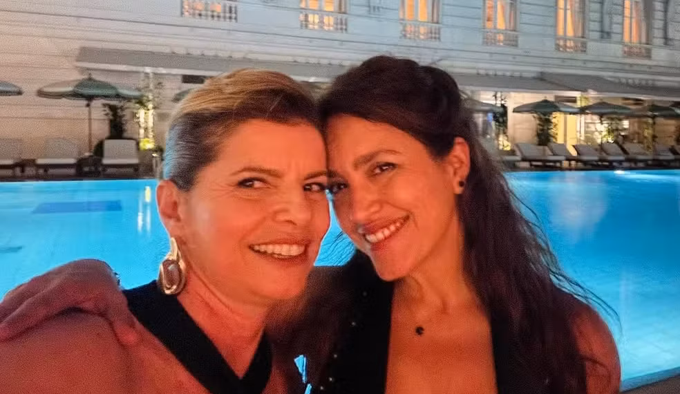 ebora Bloch e Manuela Dias posaram juntas em festa com o elenco de Vale Tudo — Foto: Reprodução/Instagram