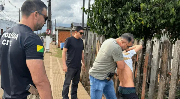 Dois suspeitos de assaltos a comércios são presos no Acre; terceiro acusado já está no presídio da capital