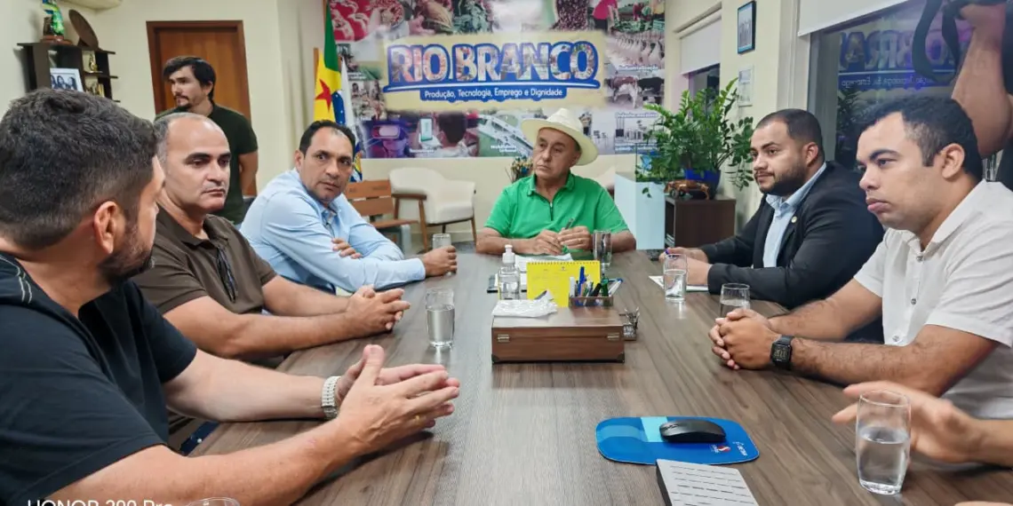 Prefeito de Rio Branco lidera iniciativa para modernizar gestão de resíduos no Acre 1 Prefeito de Rio Branco lidera iniciativa para modernizar gestão de resíduos no Acre