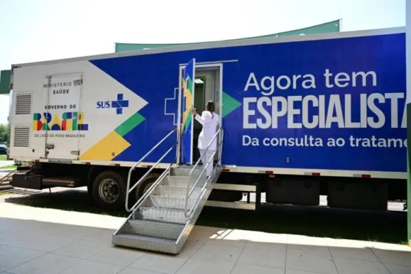 Carreta do programa ‘Agora Tem Especialista’ inicia atendimentos voltados à saúde da mulher em Rio Branco