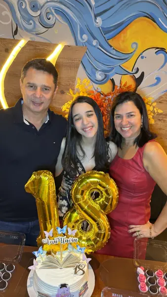 O casal Eliezer e Mercedes foi clicado ao lado do filho, o médico Wilson Barbosa Neto e da nora Fernanda Teixeira, durante casamento em Florença-Itália
