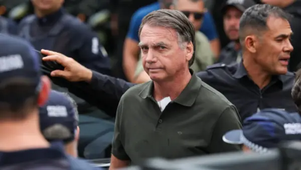 Bolsonaro pede autorização para fazer aniversário de filha de 15 anos