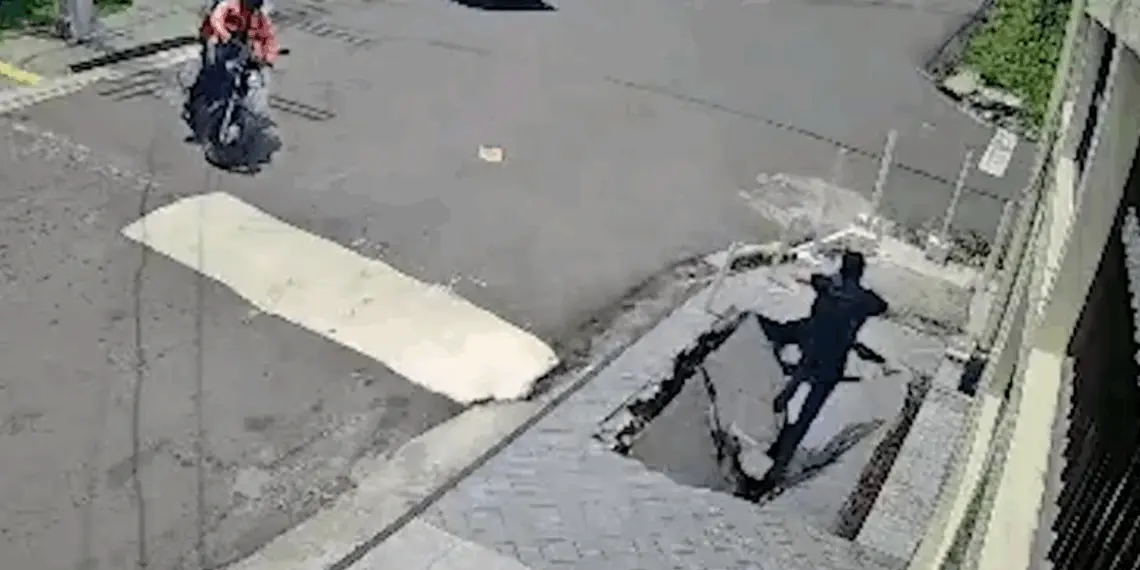 Calçada cede e homem que andava por ela afunda em imenso buraco em rua de Manaus - Foto: Reprodução